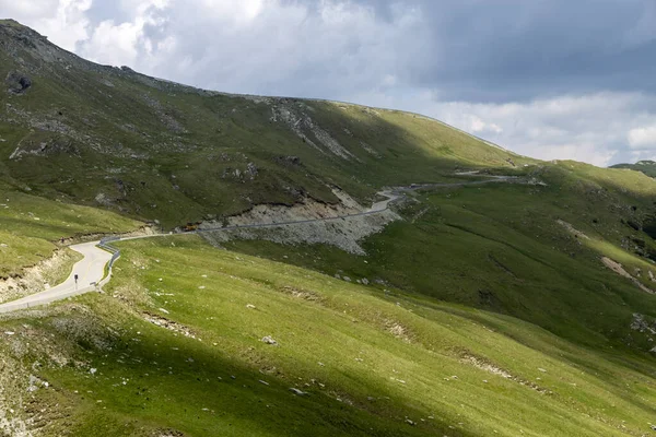 Romanya Transalpina yolunun sık orman ve dağlık arazide kıvrılan manzaralı bir uzantısı. Yayın, seyahat, altyapı veya doğa fotoğrafçılığı temaları için ideal.