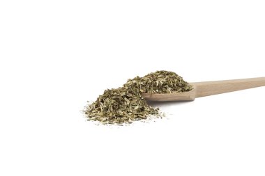 Latince Tanasetum vulgare ile beyaz arka planda izole edilmiş tahta kaşıkta kurutulmuş Tansy Herb. Bitkiler. Alternatif tıp.