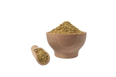 Siyah eflatun çiçekleri ya da latin sambuci 'deki siyah yaşlılar tahta kasede yüzer ve beyaz arka planda izole edilmiş kepçeleri toplarlar. Şifalı bitki.. 