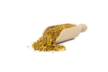 Mullein veya Verbascum, beyaz arka planda izole edilmiş ahşap kepçeyle kurutulmuş çiçekler. Bitkisel ilaçlarda kullanılır.