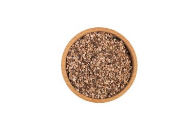 Bistorta officinalis bistort, yaygın bistort, Avrupa bistort ya da çayırlık bistort olarak da bilinir, beyaz arka planda izole edilmiş ahşap kasede. Diğer yaygın isimler arasında yılan ayağı, yılan kökü, yılan otu ve Paskalya çıkıntıları yer alıyor. Şifalı bitki..