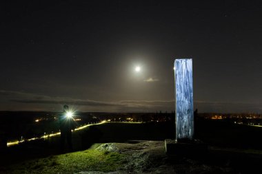 El feneriyle yürüyen adamın gece görüşü