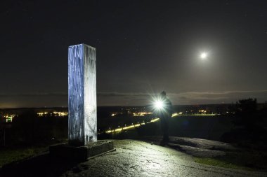 El feneriyle yürüyen adamın gece görüşü