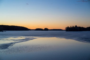 Göl ve mavi gökyüzü ile güzel bir manzara.
