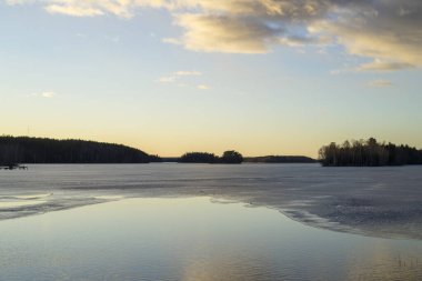 Göl ve mavi gökyüzü ile güzel bir manzara.