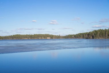 Göl ve mavi gökyüzü ile güzel bir manzara.
