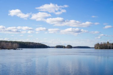 Göl ve mavi gökyüzü ile güzel bir manzara.