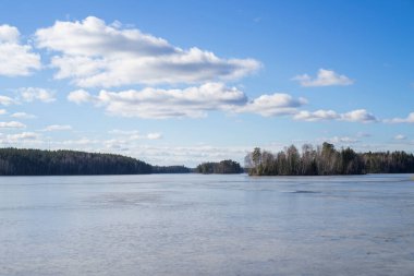 Göl ve mavi gökyüzü ile güzel bir manzara.