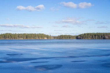 Göl ve mavi gökyüzü ile güzel bir manzara.
