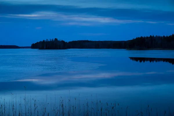Beau Paysage Avec Lac Ciel Bleu — Photo