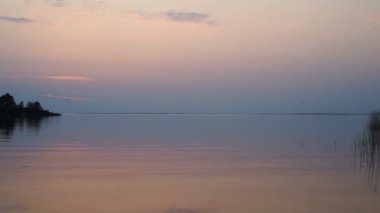 Gölün üzerinde güzel bir gün batımı