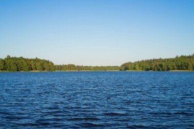 Göl ve mavi gökyüzü ile güzel bir manzara.