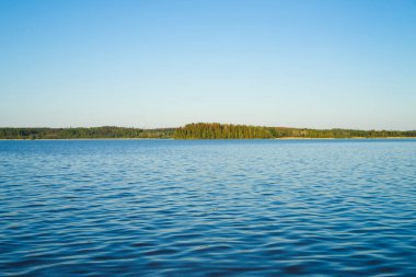 Göl ve mavi gökyüzü ile güzel bir manzara.