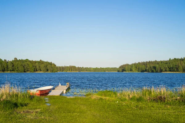 Göl ve mavi gökyüzü ile güzel bir manzara.