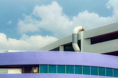 Binanın yanında birkaç beyaz havalandırma deliği var..