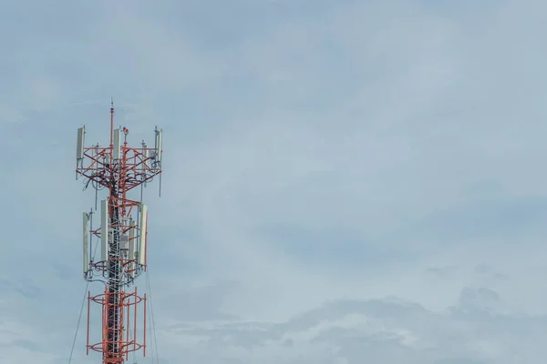 Mobilní Telefon Komunikační Věž Vysílací Signál Modrým Nebem Pozadí Anténa — Stock fotografie