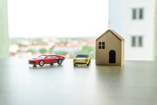 家の背景やおもちゃの車や家と車の家モデル — ストック写真