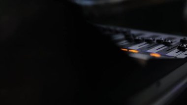 Sesi ayarlamak için uzaktan kumanda. Ses karıştırıcı. Ses seviyesini değiştir. Ses mühendisi sesi ayarlar. Müzik Festivali. Kayıt stüdyosu. Ses parçalarını yönetmek için ses karıştırma konsolu