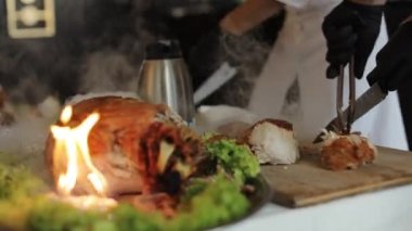 Parlak Işıkta Elle Pişirilmiş Et. Şef Modern Mutfağa Eşlik Ediyor, Özel Yemek Tarifi. Önlüklü aşçı büyük kızarmış et parçasını kesme tahtasına koyar. Lezzetli ve lezzetli et pişirmek.