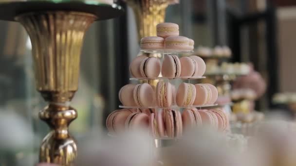 Doces de casamento em uma bandeja de espelho. Barra de doces. Buffet com iguarias macaroons no casamento. Doce barra de doces na mesa — Vídeo de Stock