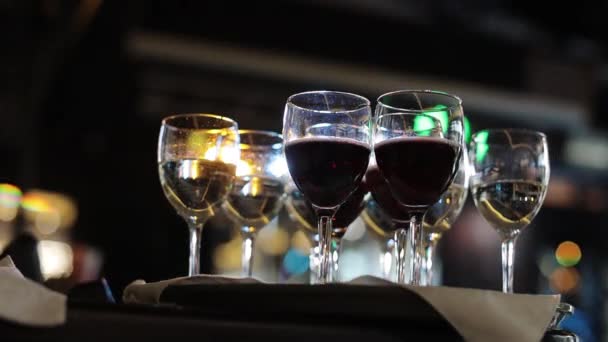 Närbild av bricka med champagne och vinglas i Luxury Restaurant. Servering av mat. Glasögon med alkohol och olika drycker — Stockvideo