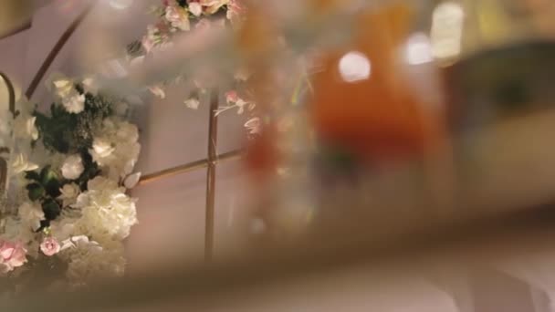 Decorazione di nozze con mazzi di fiori freschi naturali. Fiori a matrimonio decorato floreale per ricevimento di festa di nozze. Evento in ristorante. — Video Stock