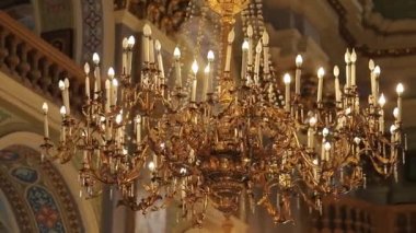 Eski mimari kilise mumu. Kilisedeki Katedral Avizesi.