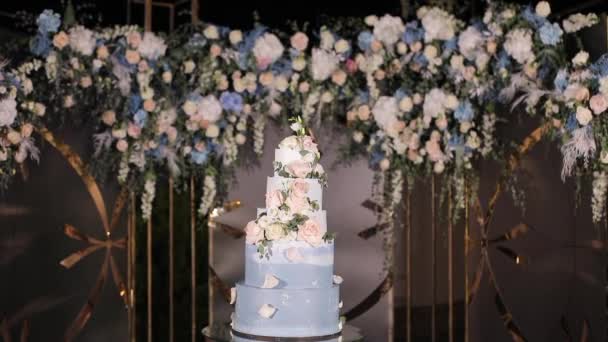 Piękny smaczny tort na ceremonii ślubnej. Usługi cateringowe w przypadku uroczystości na weselu. Tort weselny. — Wideo stockowe