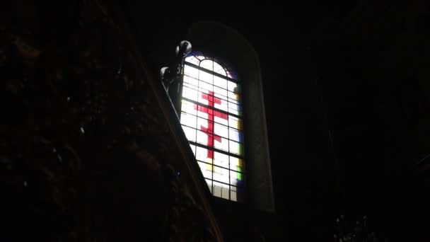 Zonlicht door het raam in de kerk. Zonlicht door het raam van het kerkglas. Zonlicht valt door de grote ramen van de kerk — Stockvideo