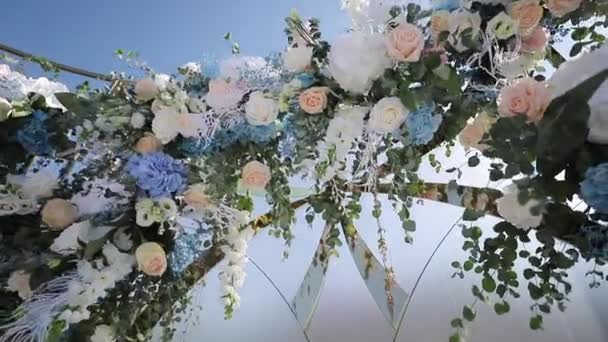Piękny wystrój ślubny. Łuk ślubny ze świeżymi kwiatami w słoneczny letni dzień ślubu. Dekoracje ślubne z kwiatami — Wideo stockowe