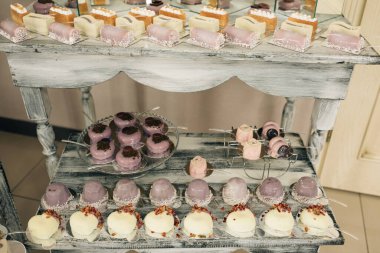 Masada şeker var. Güzel, parlak bir açık büfe, bir sürü tatlı atıştırmalık beyaz bir masanın üzerinde bir çikolata ve kutlamada misafirleri bekliyor. Düğün pastaları ayna tepsisinde