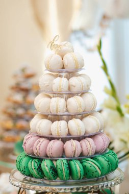 Ayna tepsisindeki düğün pastaları. Çikolata. Düğünde açık büfe ve badem kurabiyesi. Tatlı çubuk şekerler masada