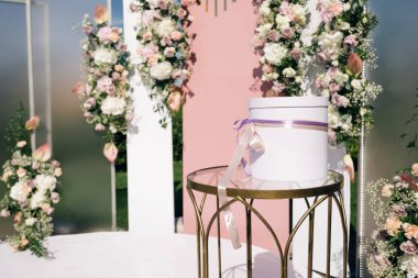 Güzel düğün dekoru. Düğün kemeri, yaz güneşli düğün gününde taze çiçeklerle. Çiçeklerle Düğün Dekorasyonları