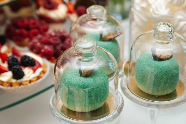 Schokoriegel beim Hochzeitsempfang. Desserttisch für eine Party. Kuchen Cupcakes Süße — Stockfoto