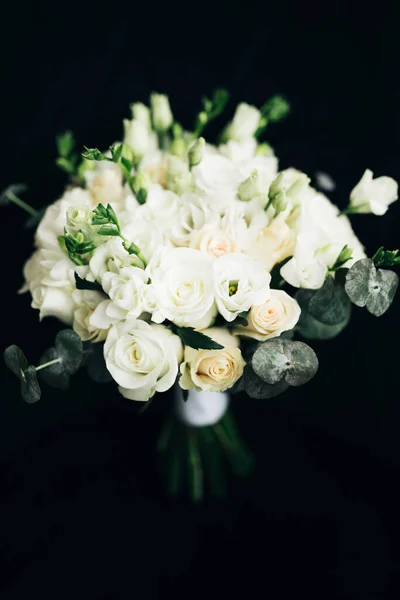 웨딩 꽃, 신부 부케 클로즈업. 장미, 꽃 및 장식용 화초의 장식 — 스톡 사진