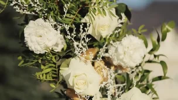 Decoraciones de boda con flores en el salón del restaurante. Hermosa decoración de la boda. Arco de boda con flores frescas en el día de la boda soleado verano. — Vídeos de Stock