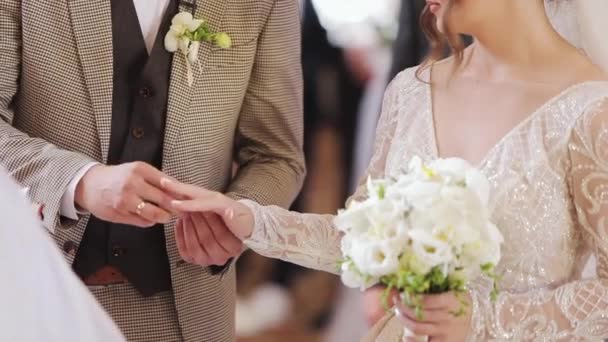 Pengantin laki-laki mengenakan cincin kawin di jari pengantin jarinya selama upacara — Stok Video