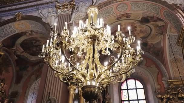 오래 된 건축 교회 촛불. 교회 안의 대성당 샹들리에. — 비디오