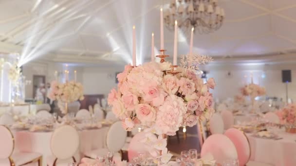 Decorazione di nozze con mazzi di fiori freschi naturali. Fiori a matrimonio decorato floreale per ricevimento di festa di nozze. Evento in ristorante. — Video Stock