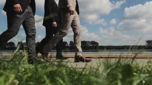 Luxe schoenen, zakenmannen lopen, elegante rijke personen. Mens stijl. Drie mannen in schoenen stappen naar voren outdoor — Stockvideo