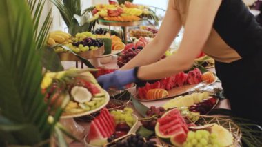 Restoranda ya da otelde yemek masası dekore edilmiş. Kurumsal doğum günü partisinde ya da düğünde hazır yemek servisi büfesi. Sağlıklı gıda şirketleri