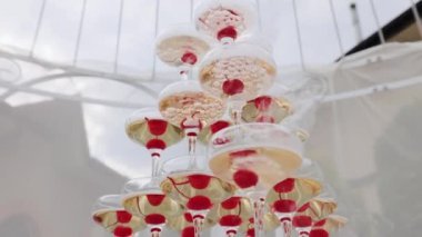 Alkollü bardaklar ve farklı içecekler. Şampanya kulesinde arkadaşlarla çılgın gece hayatının tadını çıkararak kutlama yapıyoruz. Yemek servisi.