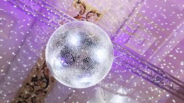 Disko ayna topu. Parlak disko topu. Gece partisi kavramı. Parlak ışıltılı disko topu, gece partisi geçmişi. Gümüş Ayna Disko topu Işıl ışıl