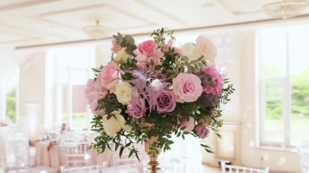 Decoración de la boda con ramos de flores frescas naturales. Flores en la boda decoradas con flores para la recepción de la boda. Evento en restaurante. — Vídeos de Stock