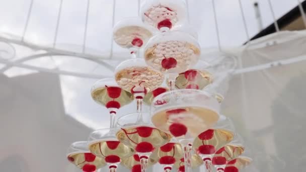 Glasögon med alkohol och olika drycker. Champagne Tower på fest med vänner som njuter av galet nattliv. Catering — Stockvideo