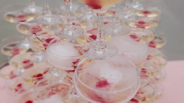 Champagner-Turm auf einer Party mit Freunden, die verrücktes Nachtleben genießen. Gläser mit Alkohol und verschiedenen Getränken. Catering service — Stockvideo