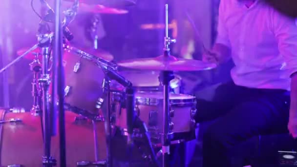 Rock Band Apresentando-se em um concerto em um clube noturno. Baterista a tocar bateria. Live Music Party in Front of Bright Colorful Strobing Lights on Stage (em inglês). Man in Black Perform Jazz Songs (em inglês) no Nightclub — Vídeo de Stock