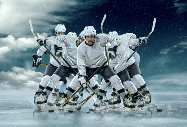 Jugadores de hockey sobre hielo en acción — Foto de Stock