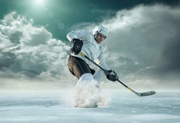 Jugador de hockey sobre hielo en acción —  Fotos de Stock