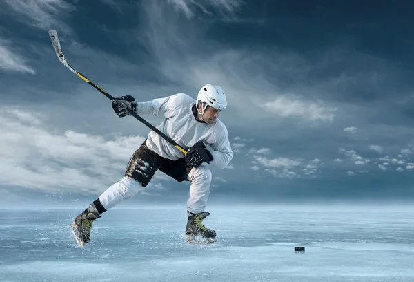 Jugador de hockey sobre hielo en acción —  Fotos de Stock